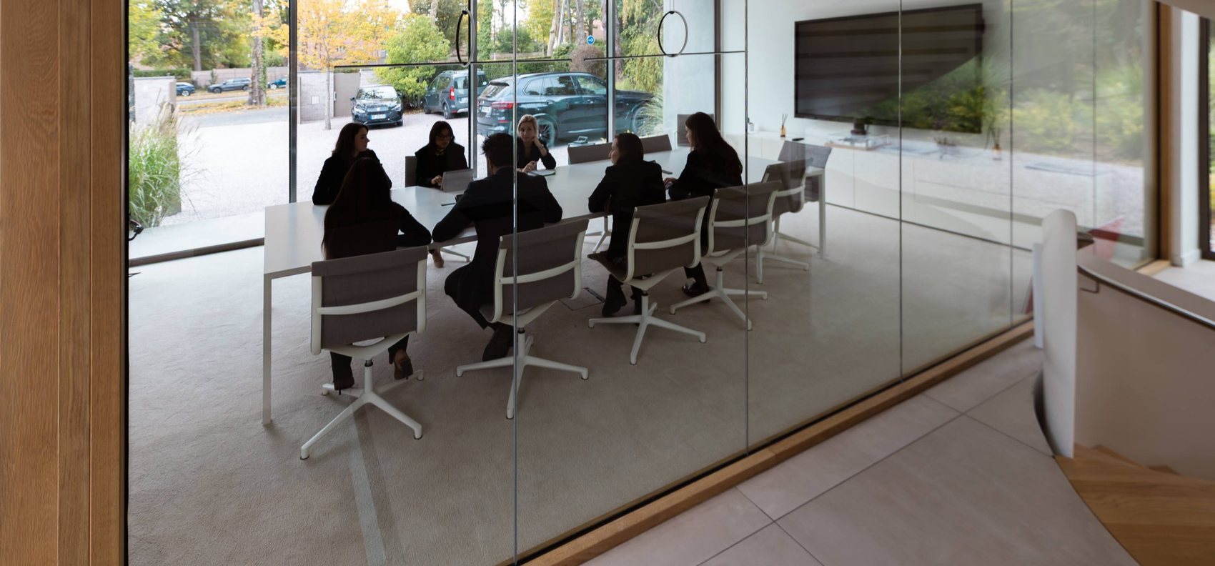 Réunion de travail dans la salle vitrée du cabinet
